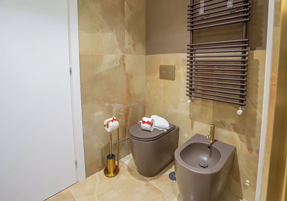 Deluxe Suite | Bathroom | Shower, rainfall showerhead, free toiletries, hair dryer