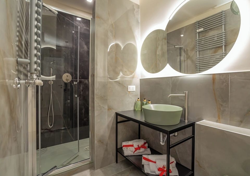 Deluxe Double Room | Bathroom | Shower, rainfall showerhead, free toiletries, hair dryer