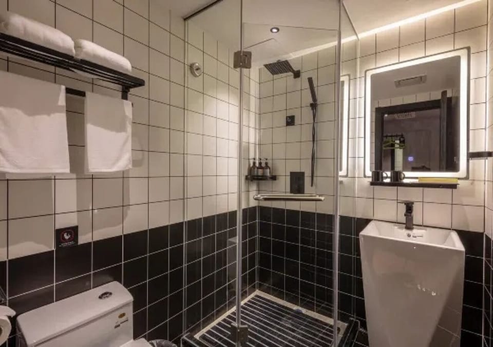 Comfort Double Room | Bathroom | Free toiletries, hair dryer, towels, soap