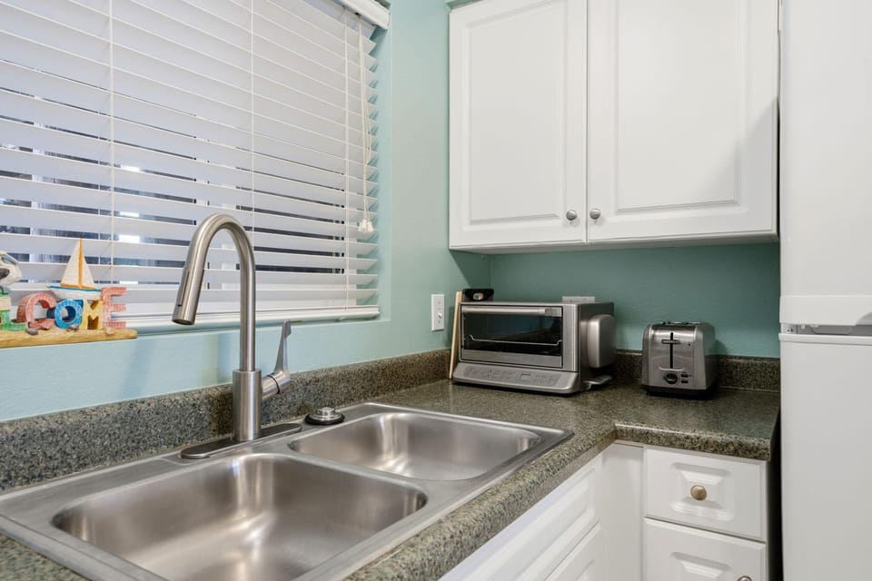Condo, Multiple Beds (Needle Rush Point E13) | Private kitchen