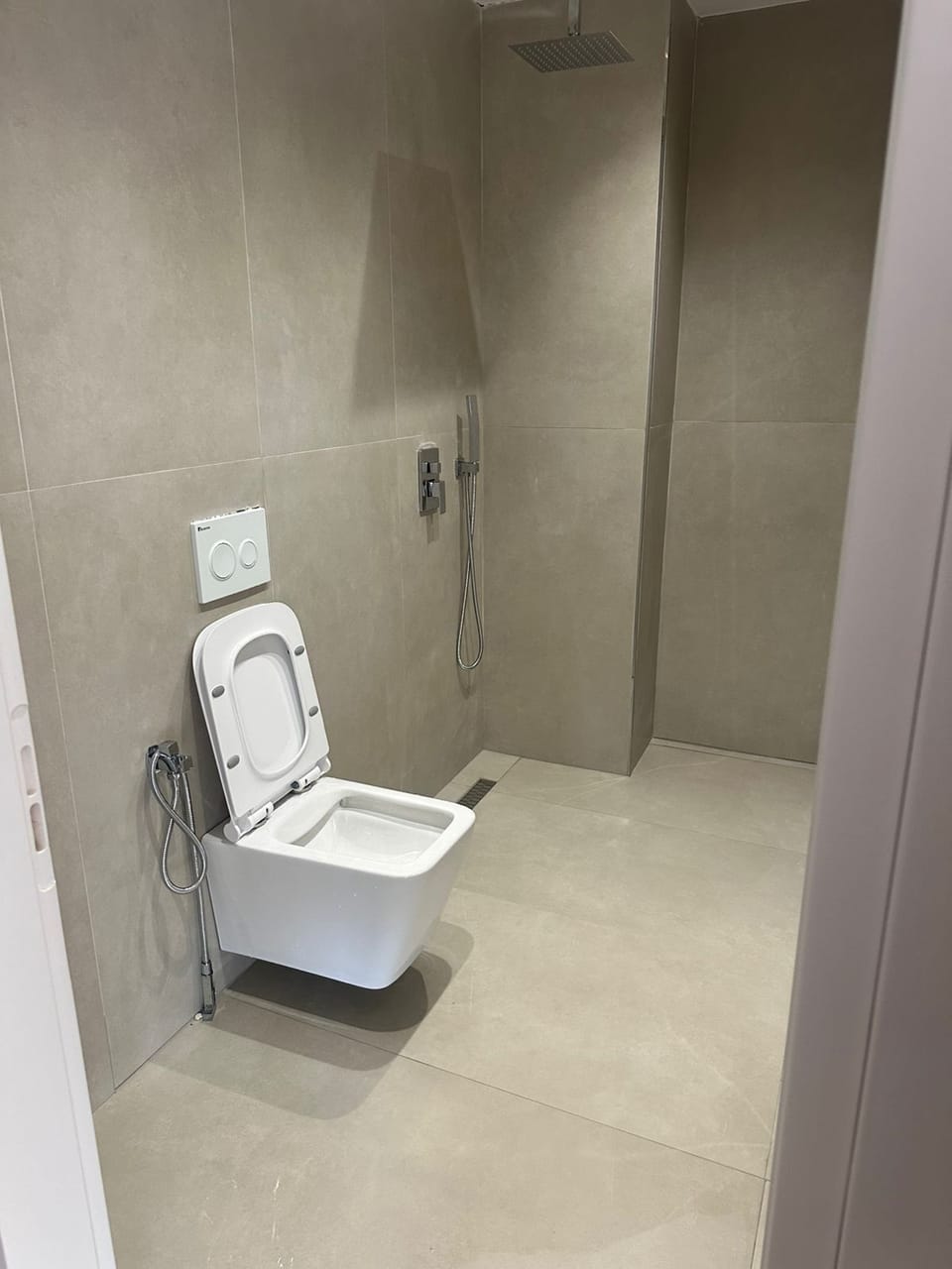 Deluxe Double Room | Bathroom | Free toiletries, towels, soap, shampoo