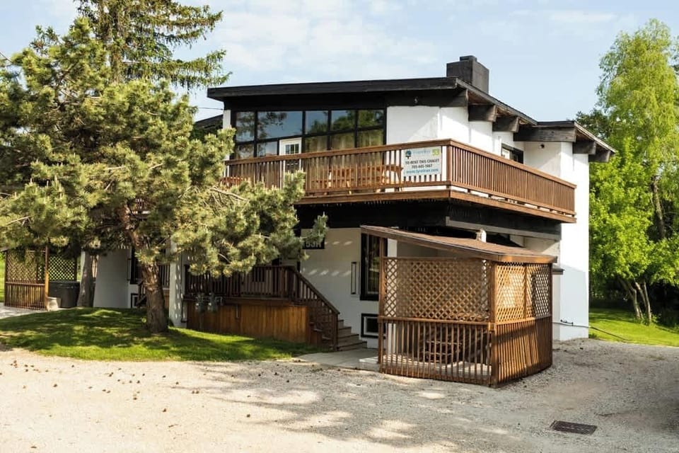 Semi-detached property,  close to all area's attractions! 