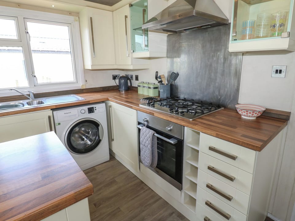 Cottage | Private kitchen | Dishwasher, cookware/dishes/utensils