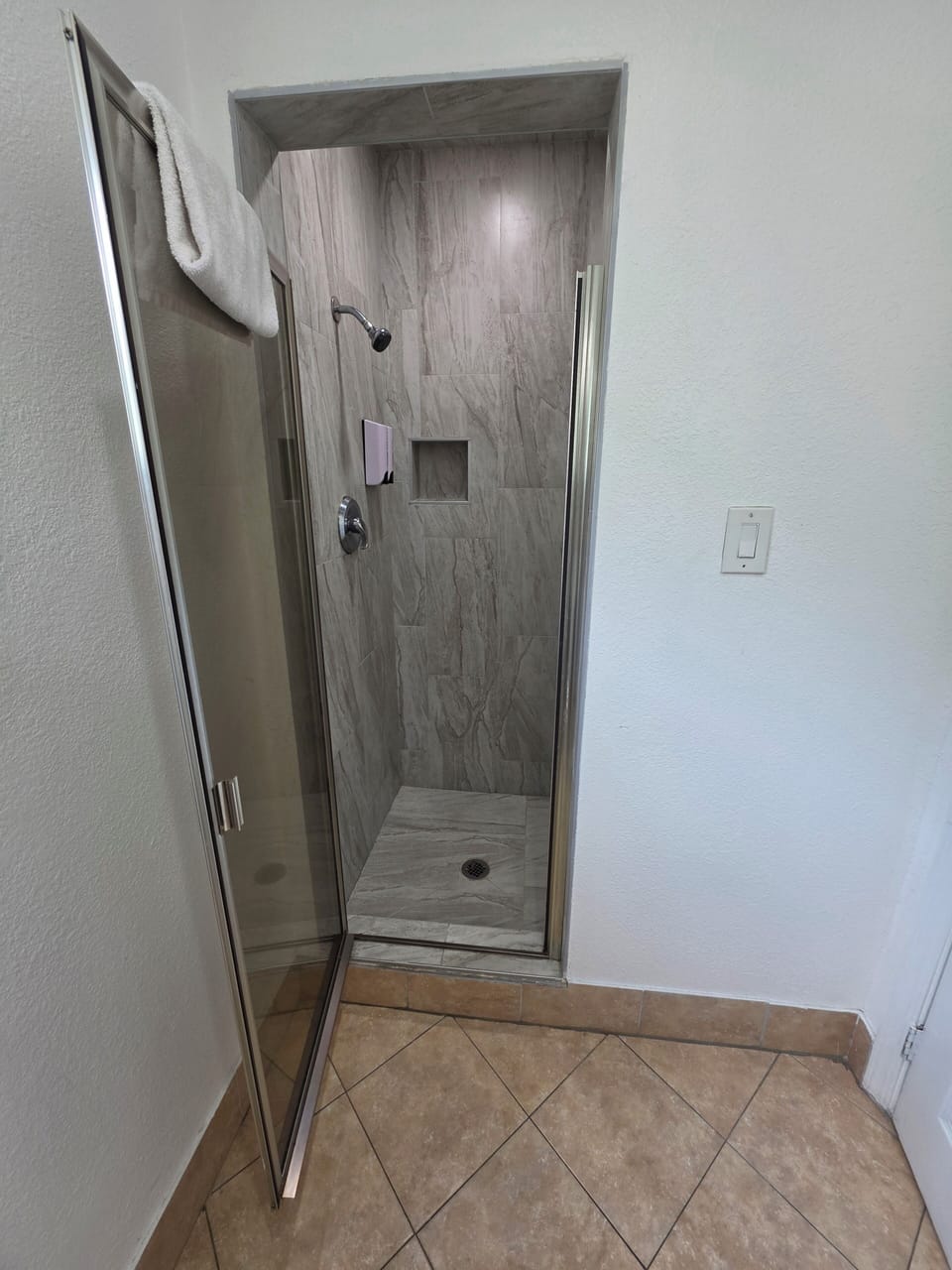 Standard Double Room, Non Smoking | Bathroom | Shower, free toiletries, towels, soap