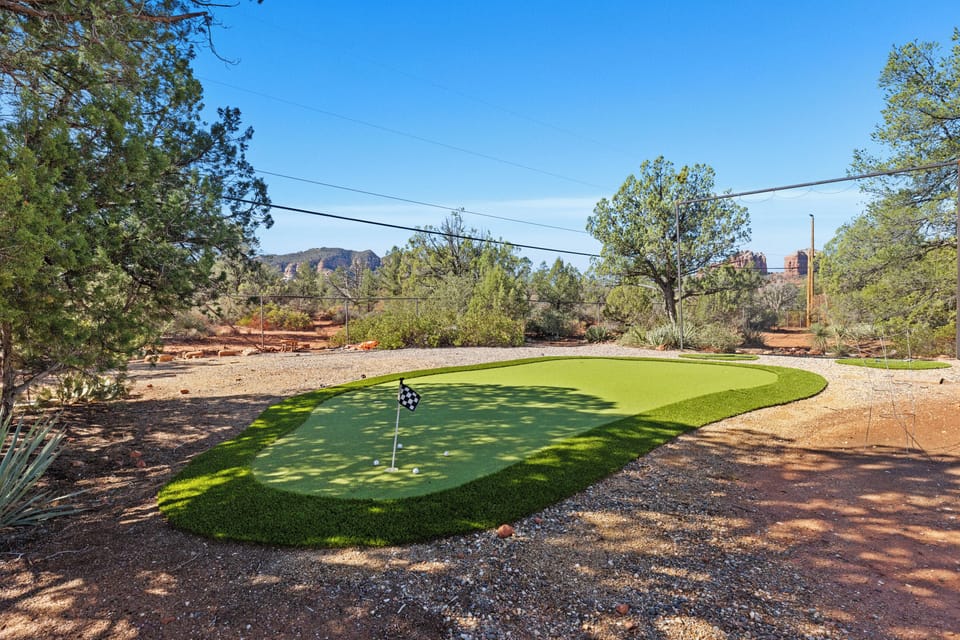 Putting Green Paradise beneath Sedona’s Iconic Red Rock Skyline