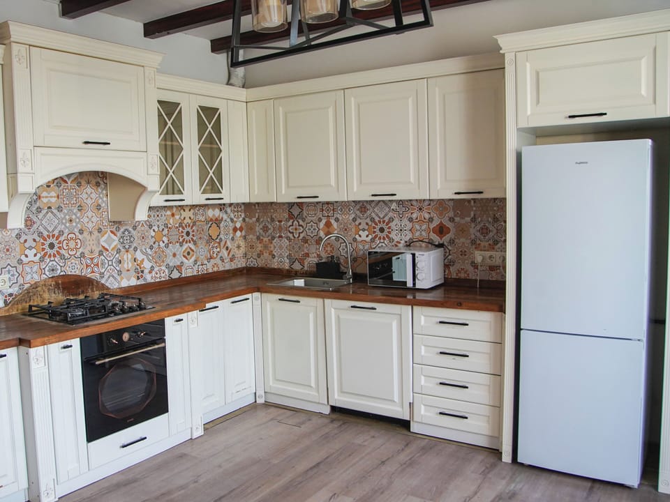 Full-size fridge, microwave, oven, stovetop