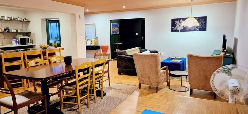 Apartment, 2 Bedrooms | Dining room
