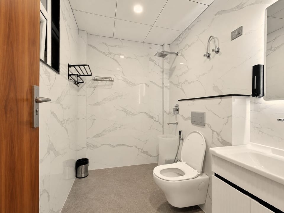 Shower, free toiletries, hair dryer, bidet