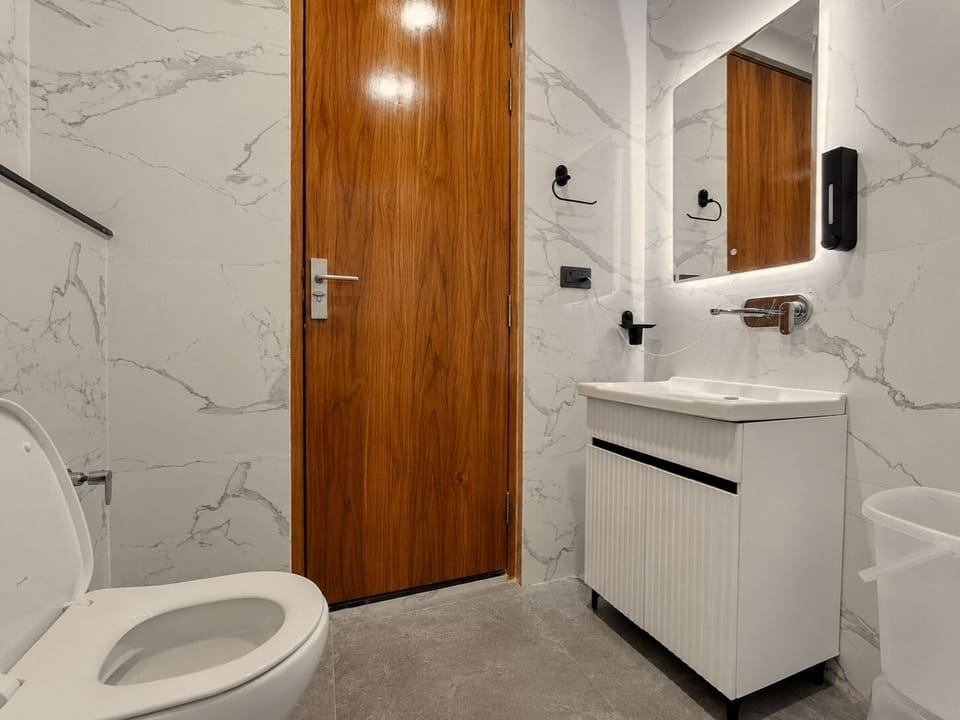 Classic Double Room, Non Smoking, Pets Not Allowed | Bathroom | Shower, free toiletries, hair dryer, bidet