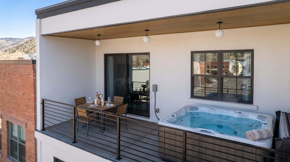 Balcony with hot tub, outdoor dining and MASSIVE VIEWS 