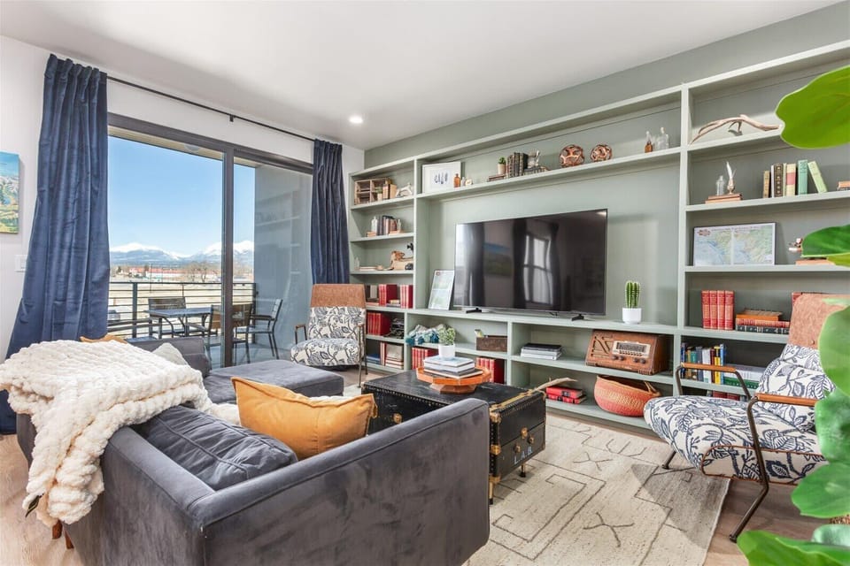 Get cozy in the living room and enjoy the smart TV, read a book or play a game!