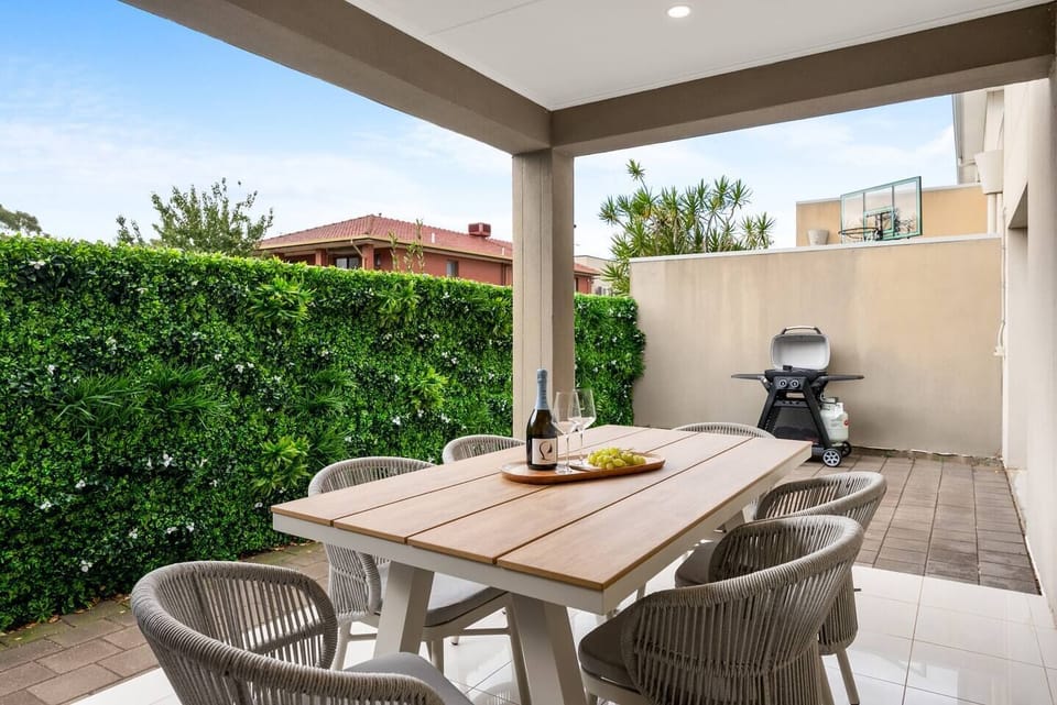 Share long outdoor lunches on the covered patio before wandering down to nearby beaches, with leafy surrounds and soft sea air setting the tone for relaxed afternoons.