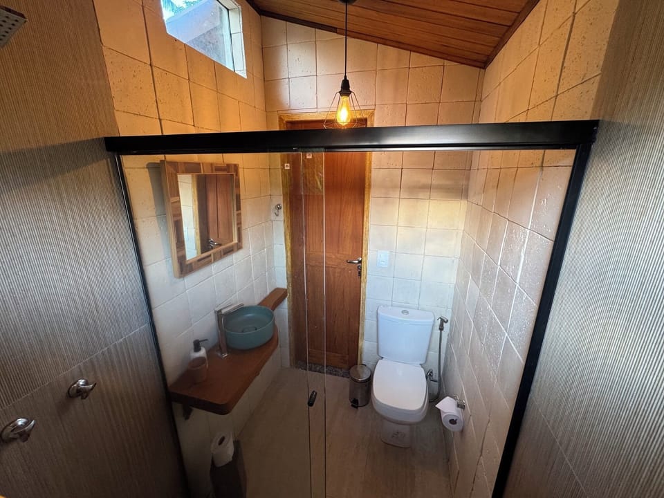 Suíte Master Indiana Jones | Bathroom | Hair dryer, towels, soap, toilet paper