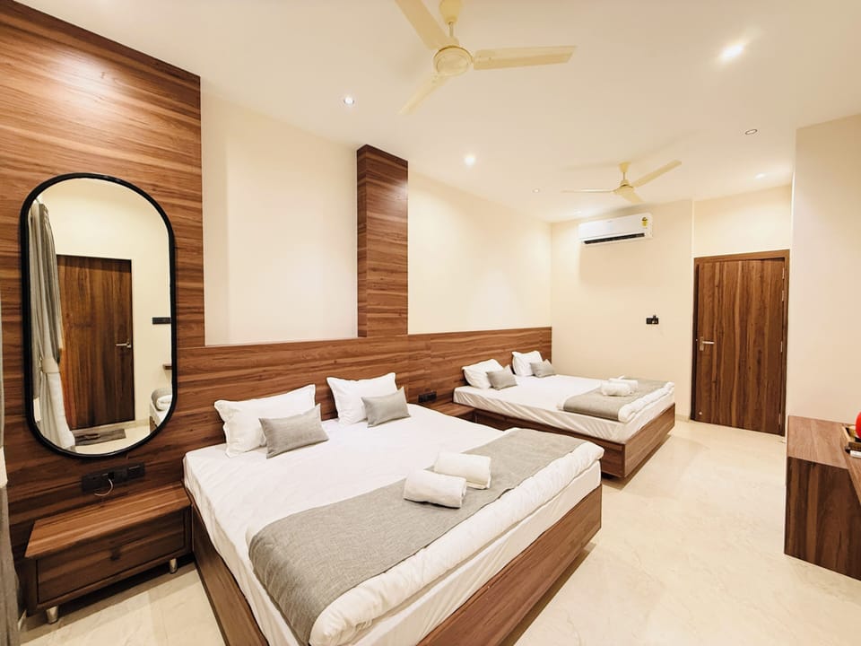 Family Quadruple Room | Desk, laptop workspace, blackout drapes, soundproofing