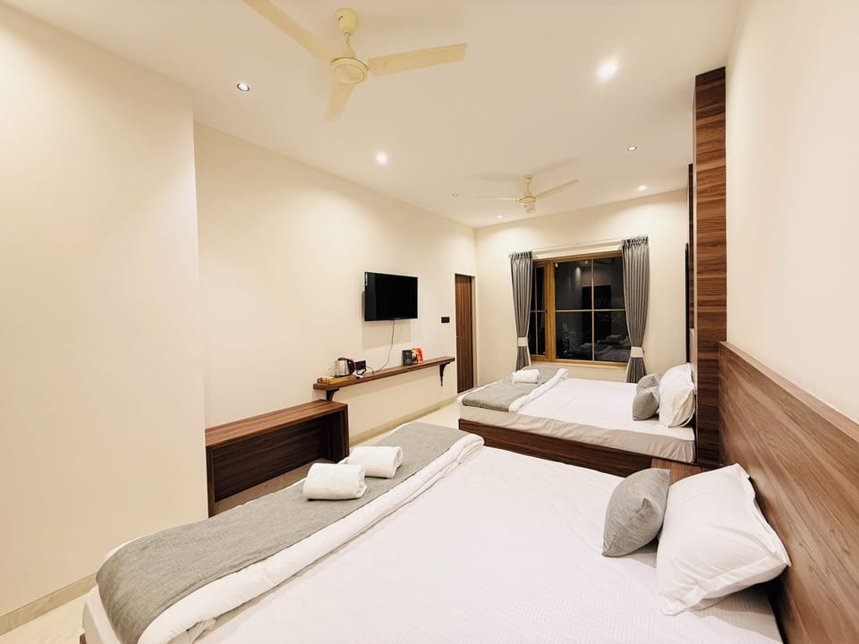 Family Quadruple Room | Desk, laptop workspace, blackout drapes, soundproofing