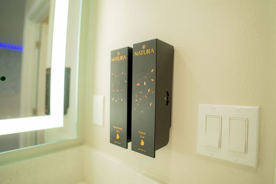 Romantic Room | Bathroom amenities