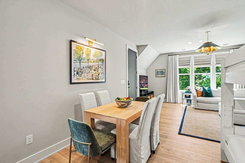 Dining area with seating for 6 guests.