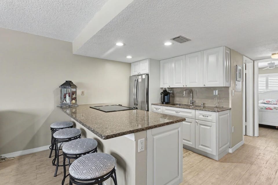 Condo, 1 Queen Bed (Sunset Chateau 502) | Private kitchen