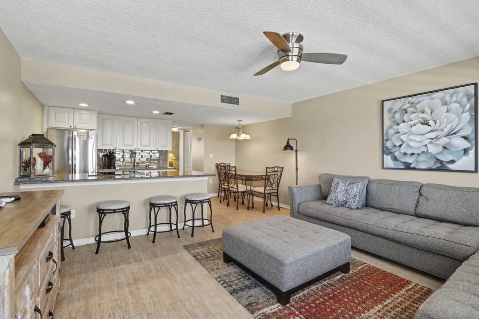 Condo, 1 Queen Bed (Sunset Chateau 502) | Living area