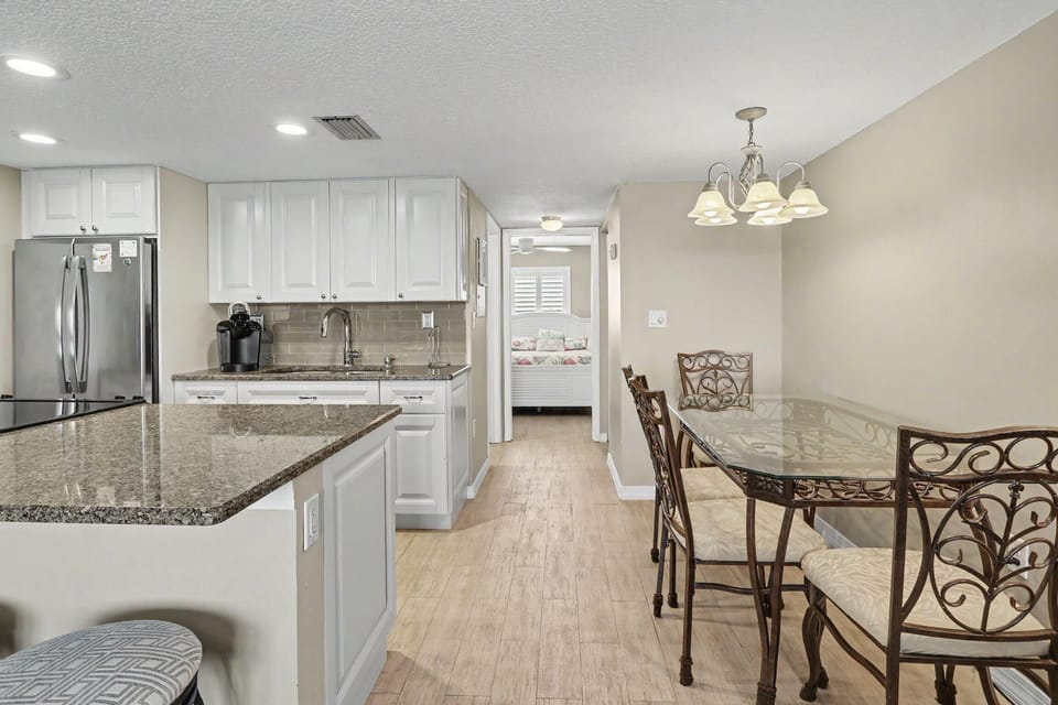 Condo, 1 Queen Bed (Sunset Chateau 502) | Dining