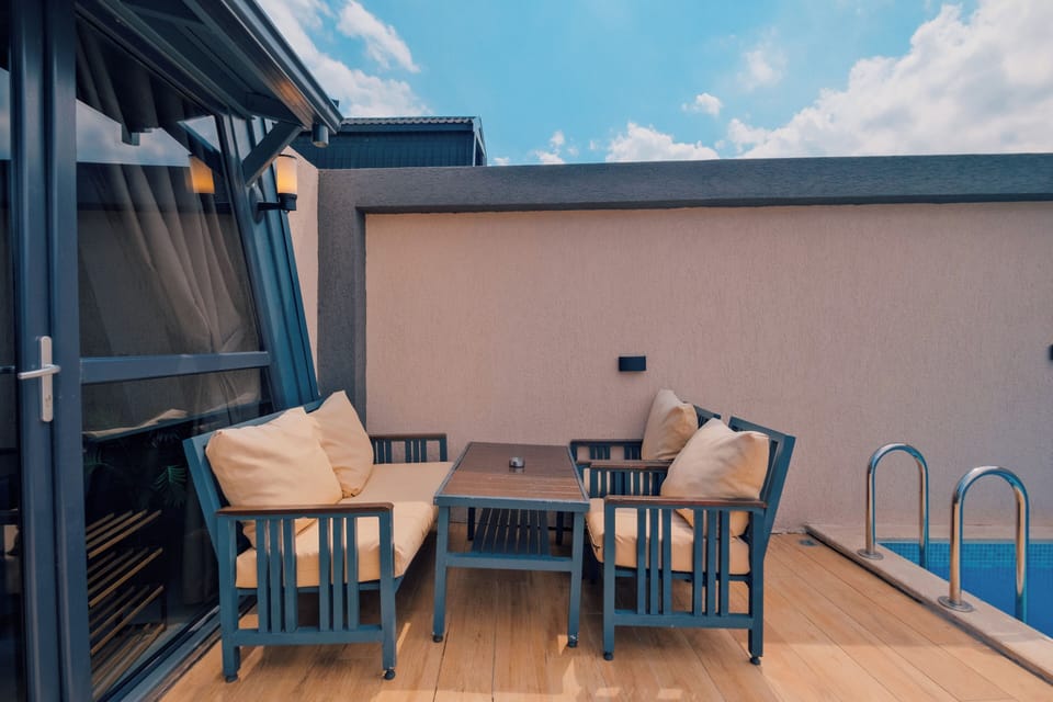 4 outdoor pools
