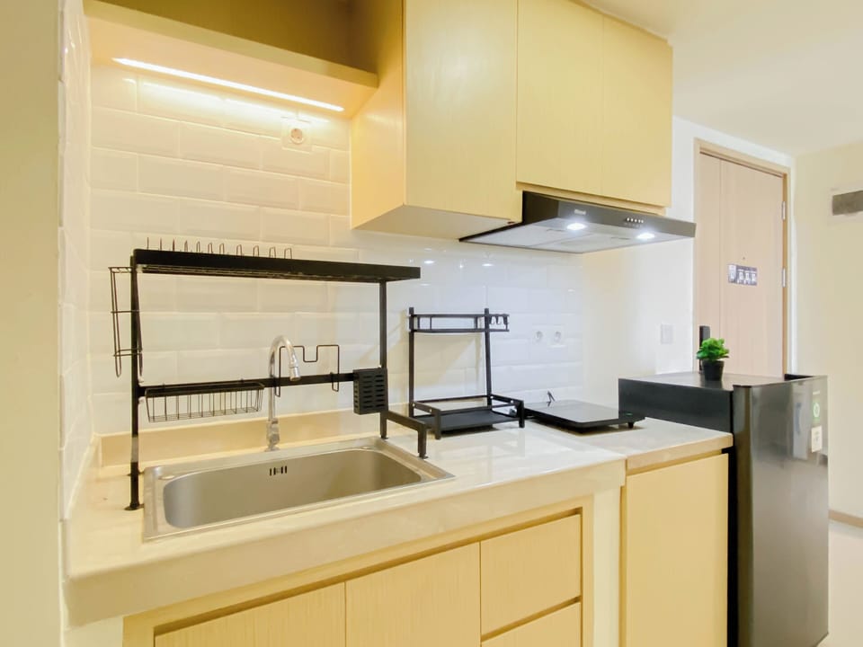 Standard Apartment | Private kitchen | Fridge, electric kettle