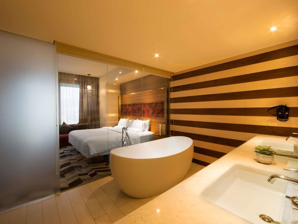 Junior Suite, 1 King Bed | Minibar, in-room safe, desk, soundproofing
