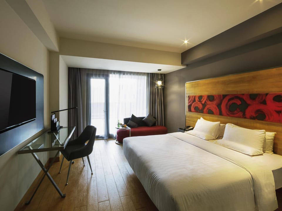 Deluxe Room, 1 Double Bed, Balcony | Minibar, in-room safe, desk, soundproofing