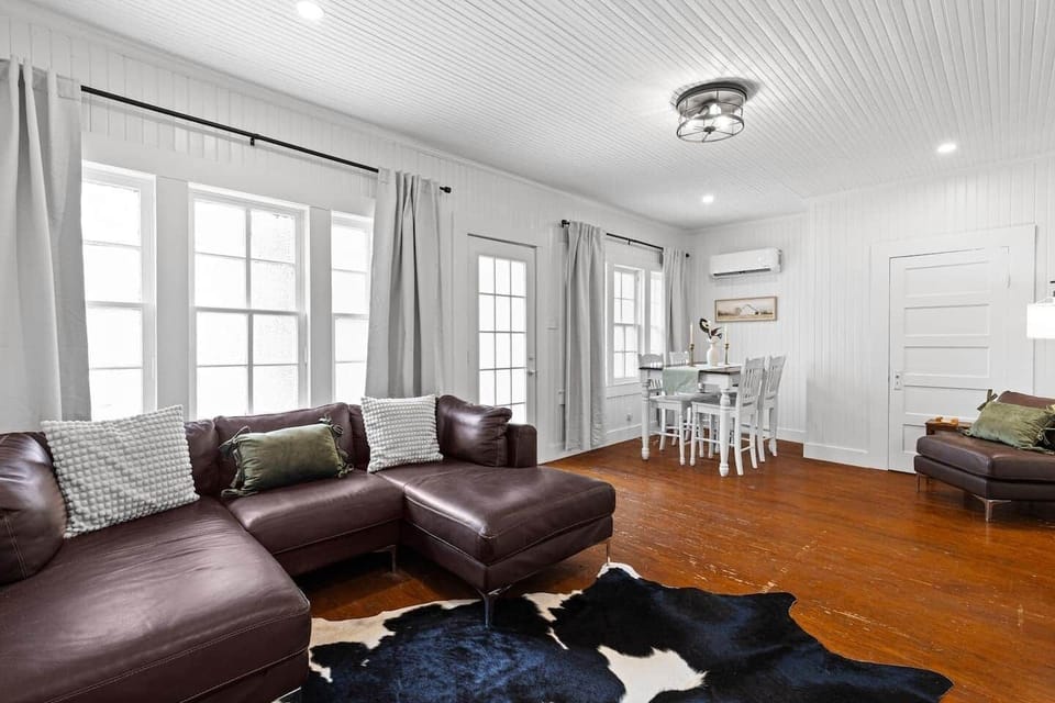 Anna Bell Suite Living/Dining Room