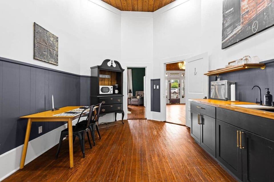 Leonidas Suite Kitchenette/dining area/coffee bar