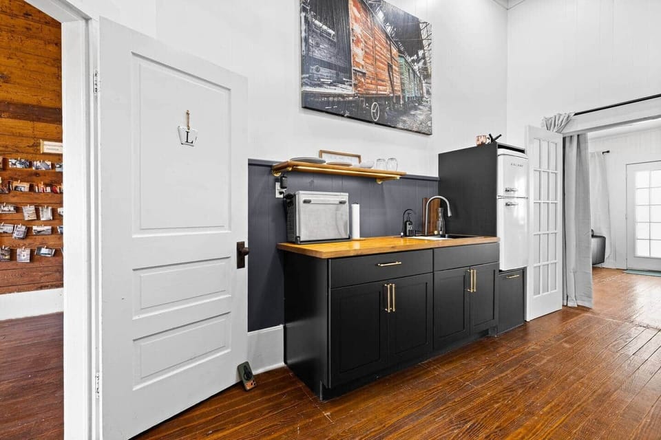 Leonidas Suite kitchenette