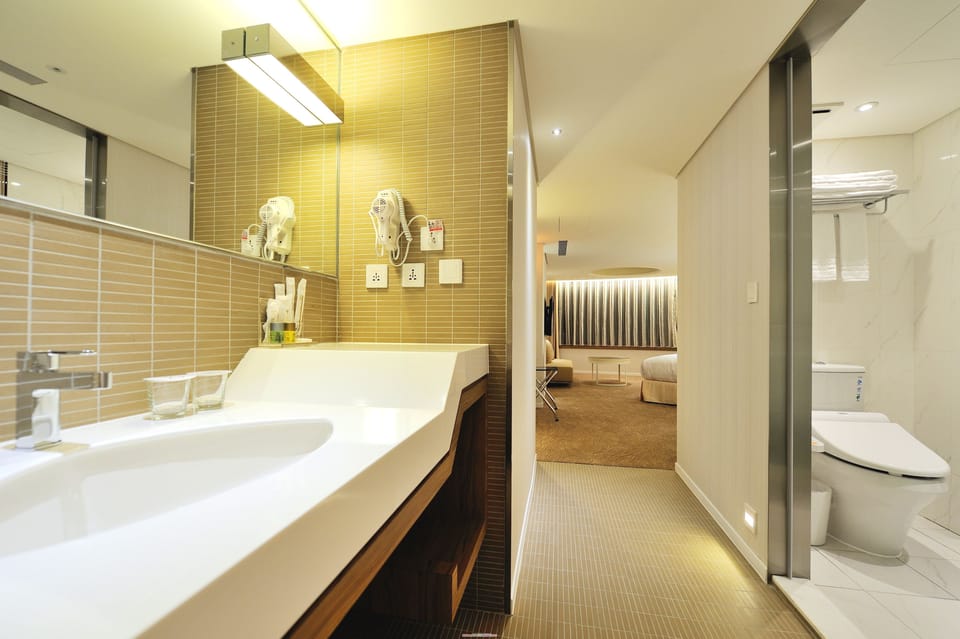 Deluxe Double or Twin Room, City View | Down comforters, in-room safe, desk, iron/ironing board