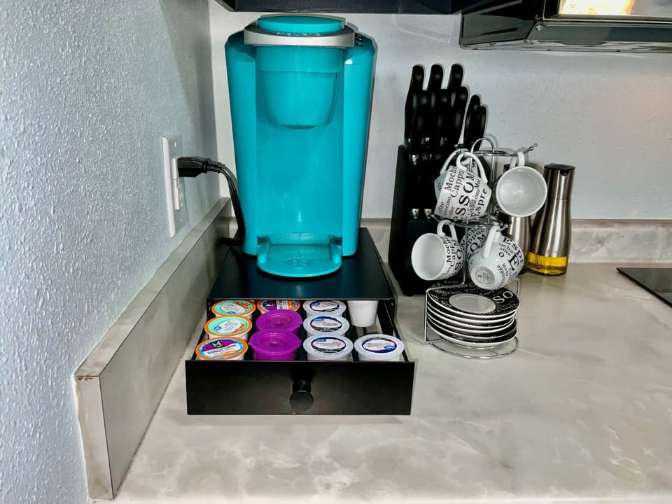 The open kitchenette is well equipped for an unforgettable getaway​