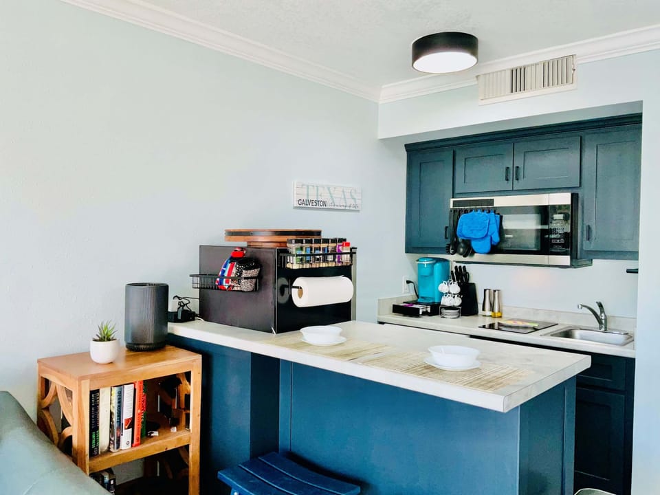 The open kitchenette is well equipped for an unforgettable getaway​