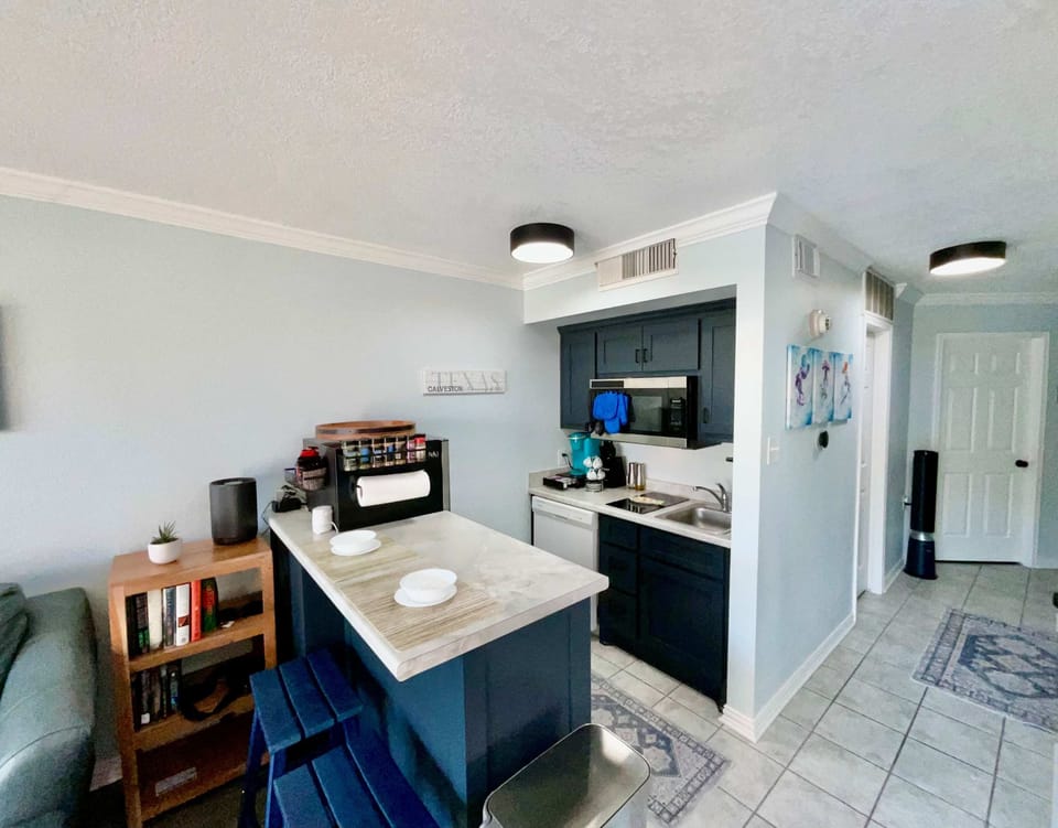 The open kitchenette is well equipped for an unforgettable getaway​