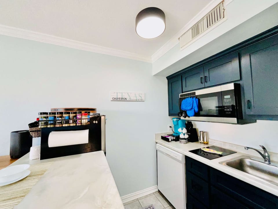The open kitchenette is well equipped for an unforgettable getaway​
