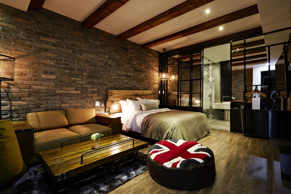 Suite, Hot Tub (B) | Premium bedding, down comforters, memory foam beds, minibar