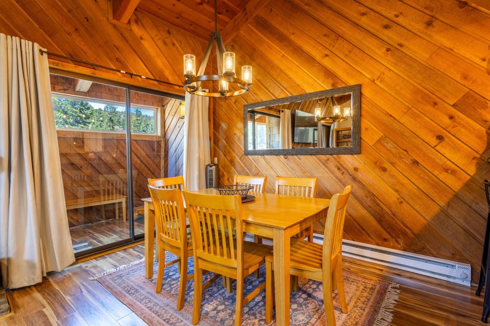 Dining room w/ seating for 6.