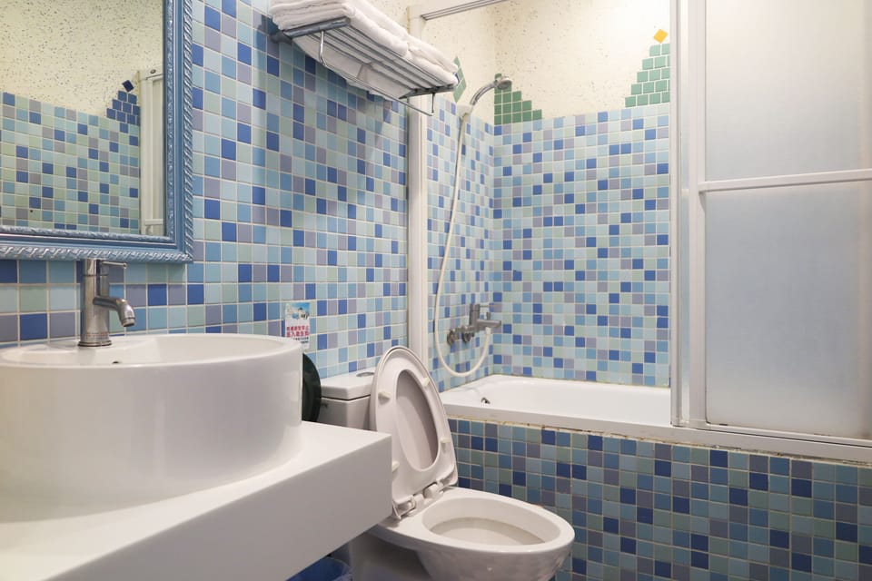 Quadruple Room, No Windows (305) | Bathroom | Free toiletries, hair dryer, slippers