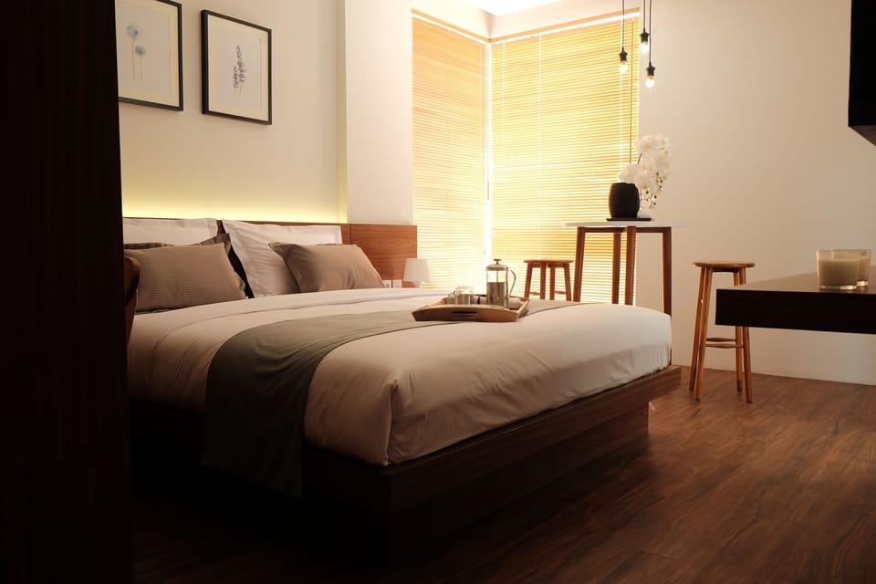 Premium Room, 1 King Bed | Premium bedding, in-room safe, desk, soundproofing