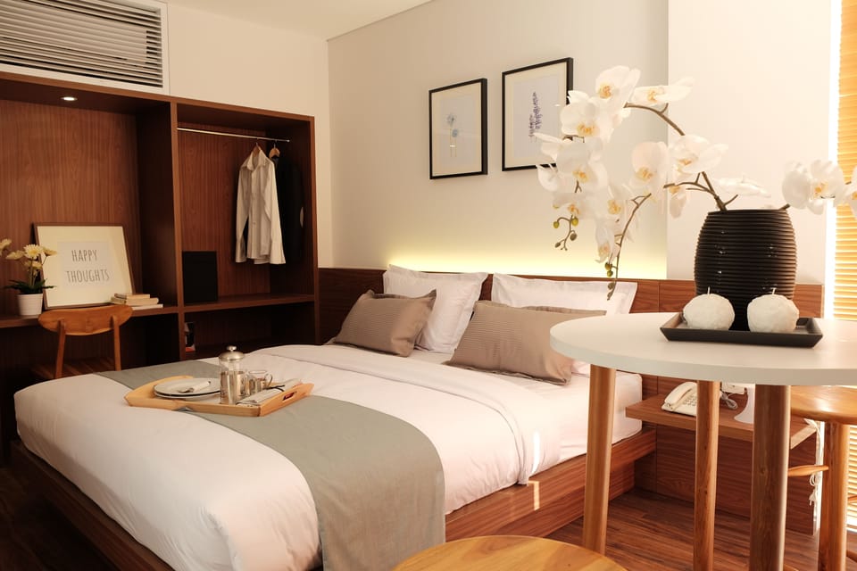 Premium Room, 1 King Bed | Premium bedding, in-room safe, desk, soundproofing