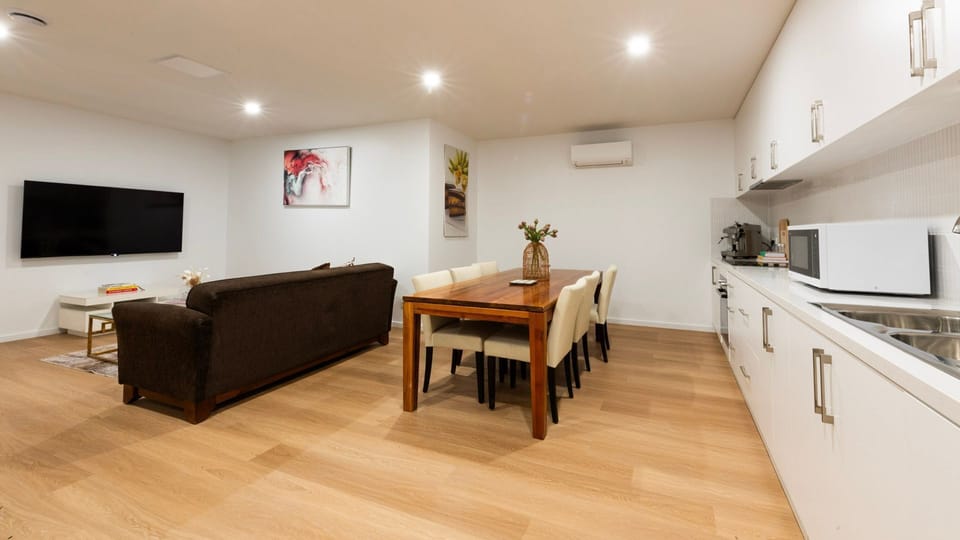 connecting the apartment’s spaces with a simple and practical flow.