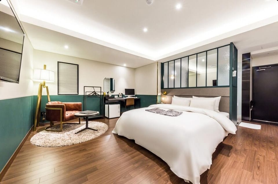 Suite | Laptop workspace, free WiFi, bed sheets