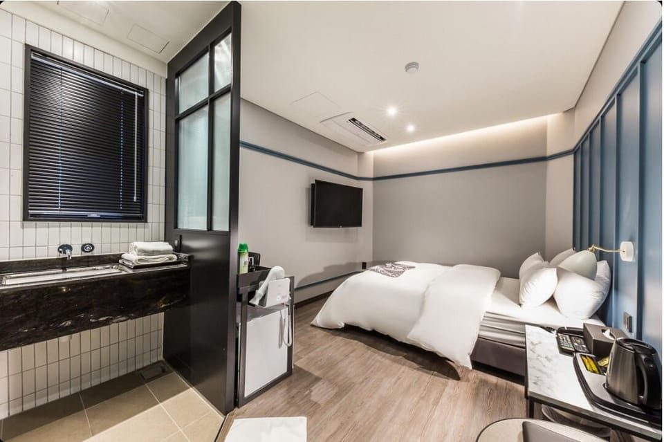 Standard Double Room | Laptop workspace, free WiFi, bed sheets
