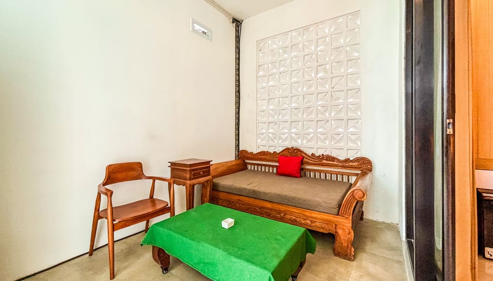 Deluxe Studio, 1 Queen Bed, Private Bathroom, Pool View | Interior