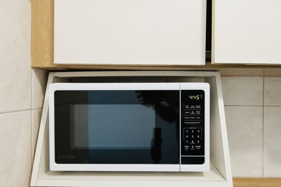 Built‑in microwave above the counter makes reheating takeout or whipping up late‑night snacks fast and convenient.