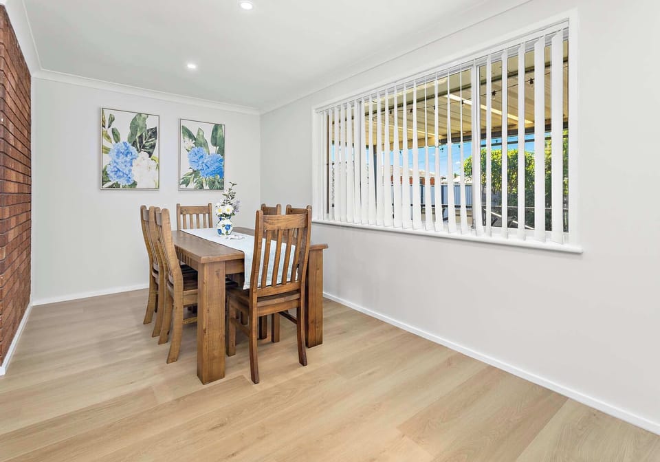 Woodford Beachside Escape  |  Dining seats 6