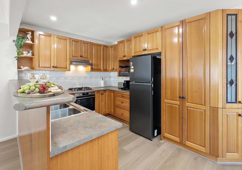 Woodford Beachside Escape  |  Coffee Machine, Oven, Cooktop, Fridge/Freezer, Dishwasher 