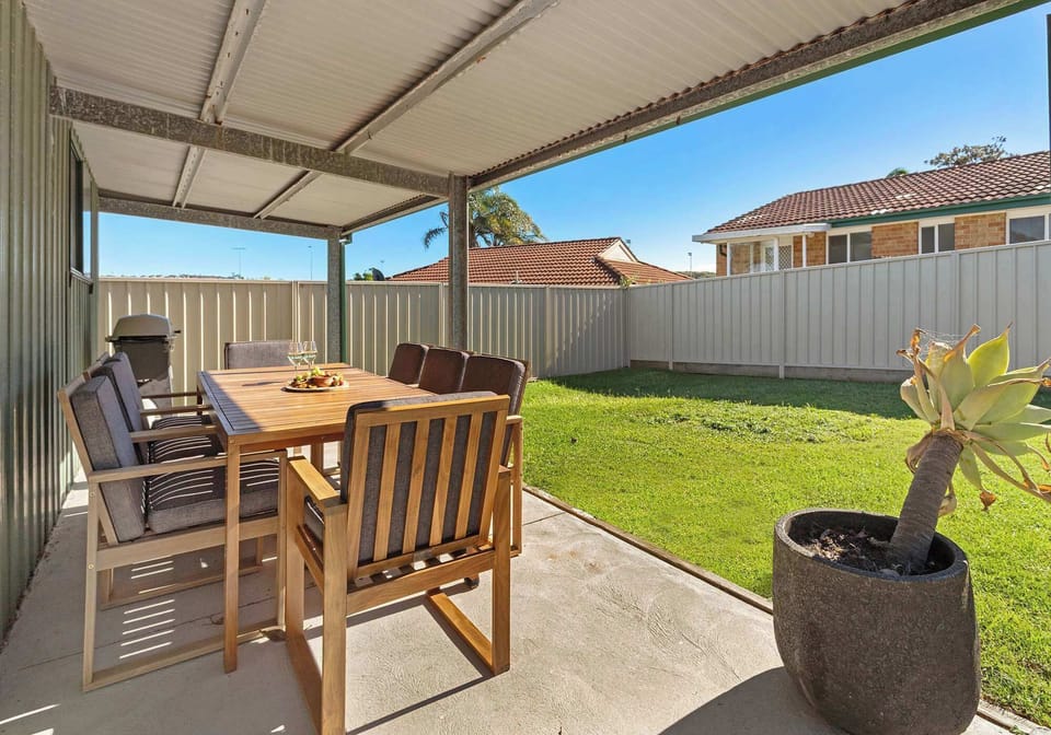 Flinders Hideaway  |  8 Seater Outdoor Dining and BBQ