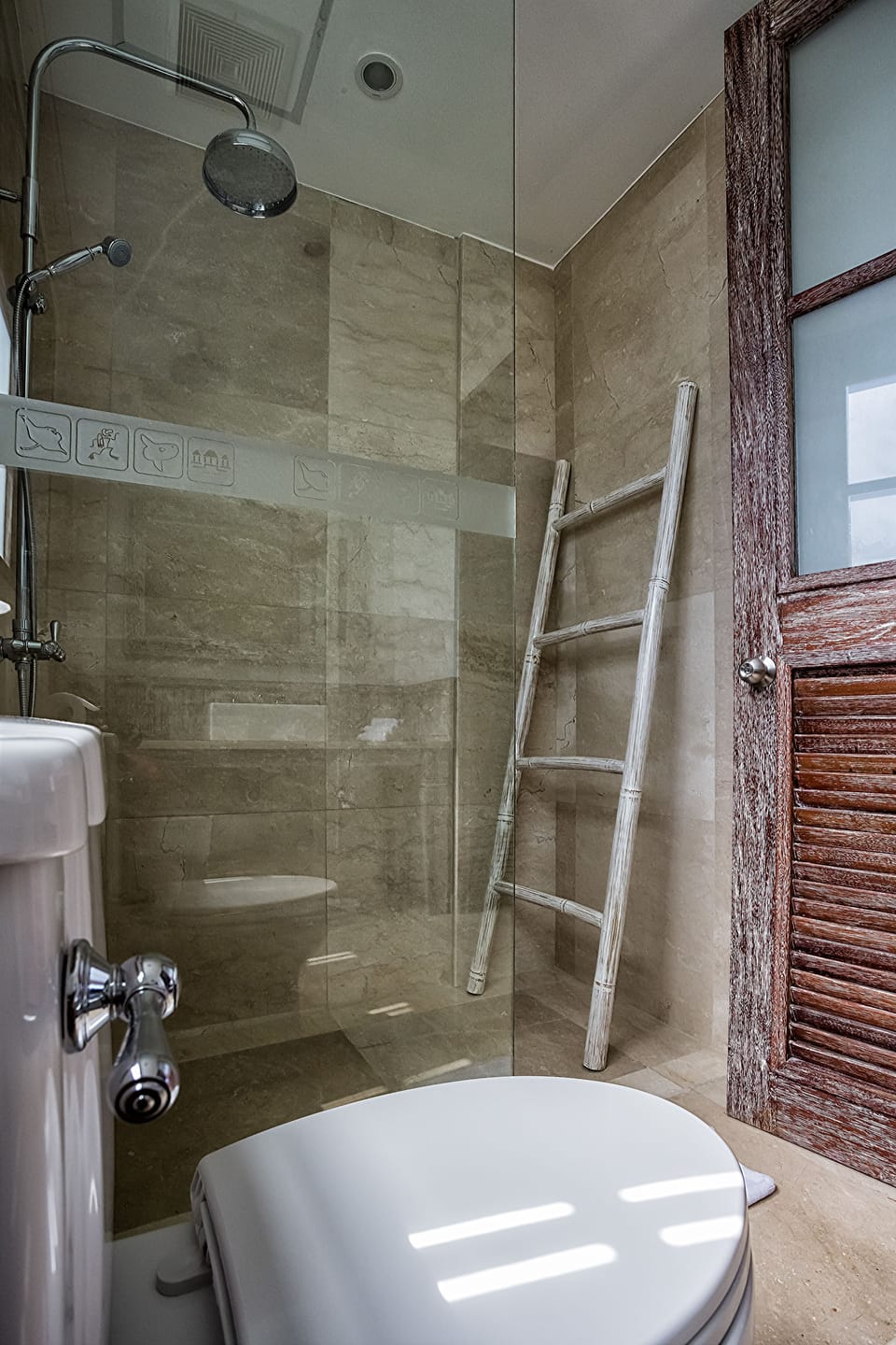Shower, free toiletries, towels